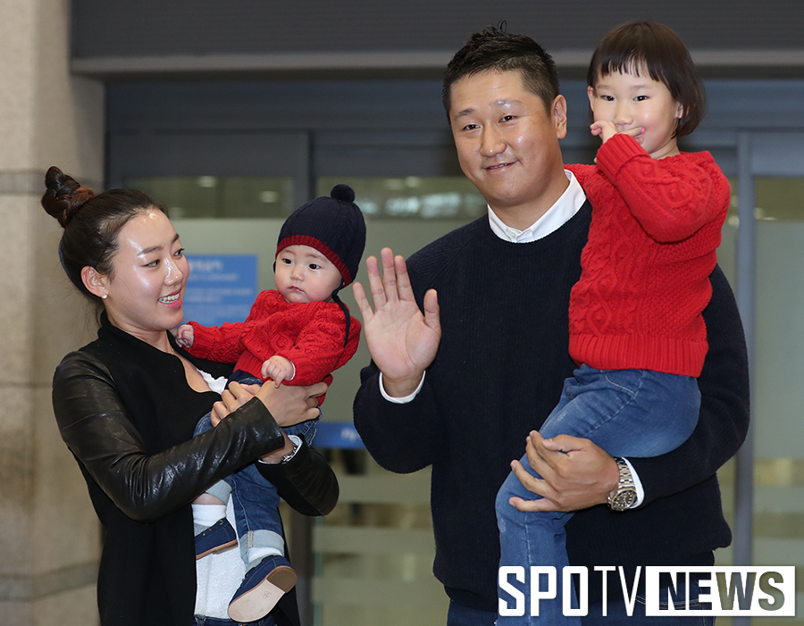 [포토S] 이대호, 사랑하는 가족들과 함께 귀국