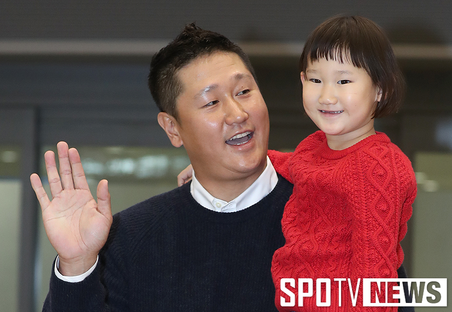 [포토S] 이대호, '붕어빵 딸 효린이와 함께 귀국'