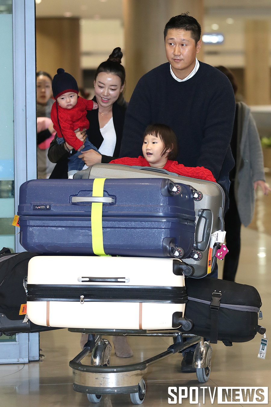 [포토S] 가족과 함께 귀국하는 '빅보이' 이대호