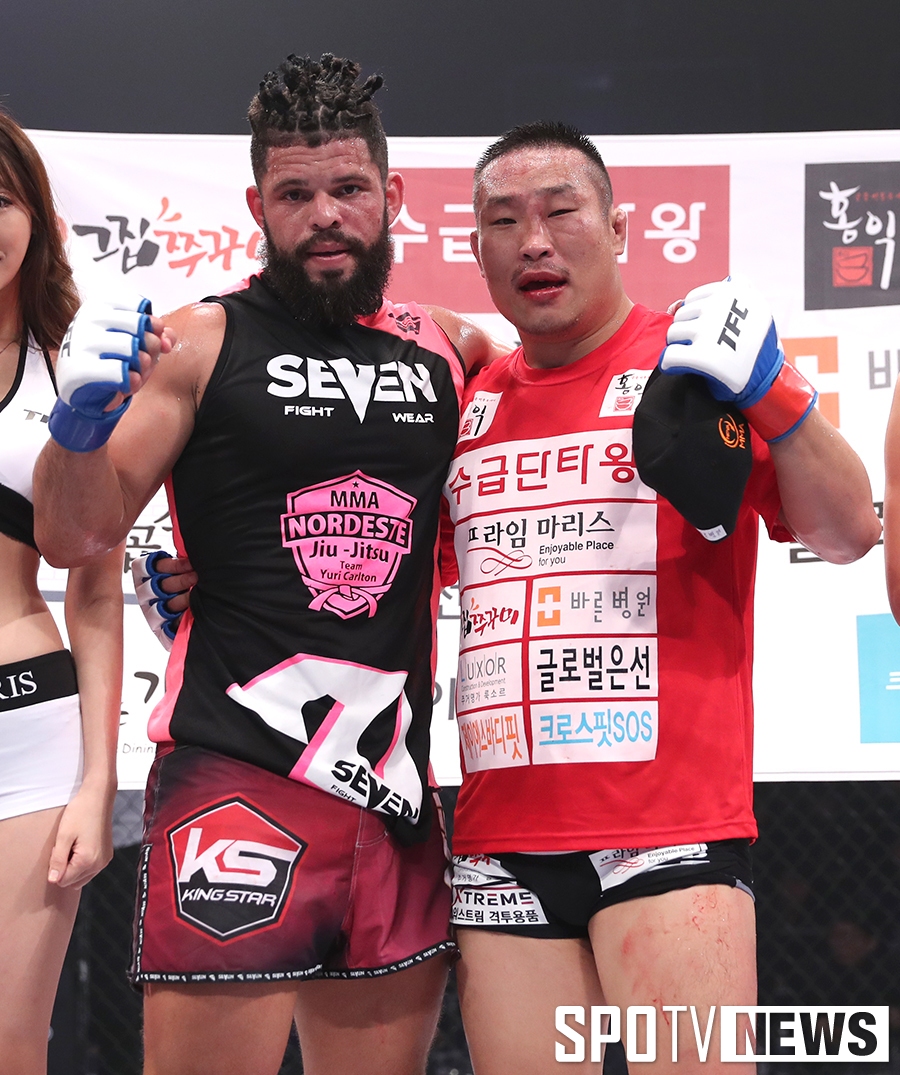 [포토S] 김재영-산토스, 멋진 승부를 펼치고