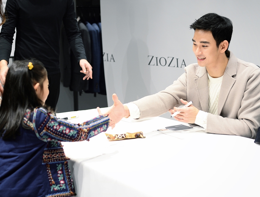 김수현 팬사인회, 크림베이지 코트에 환한 미소 '한류스타의 감각과 매너'