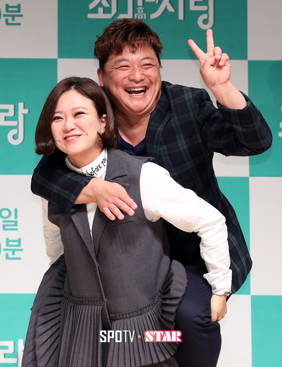 [포토S] 윤정수, 김숙에게 업혀 환한 미소