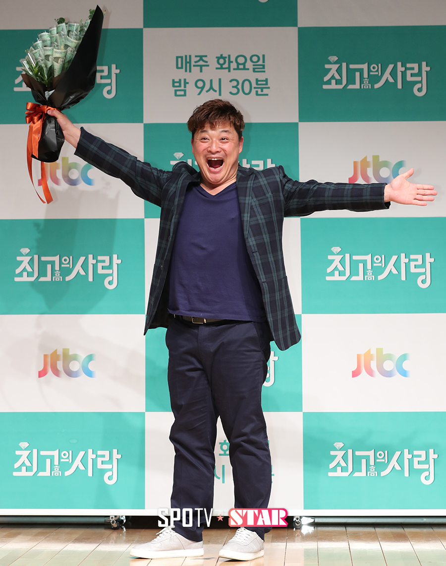 [포토S] 윤정수, 돈다발 들고 만세