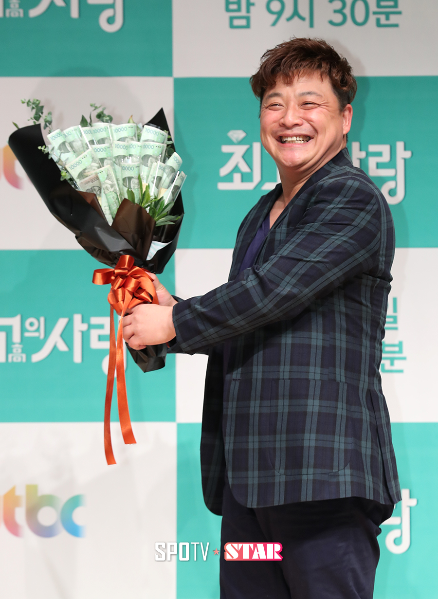 [포토S] 윤정수, 돈다발 들고 만세