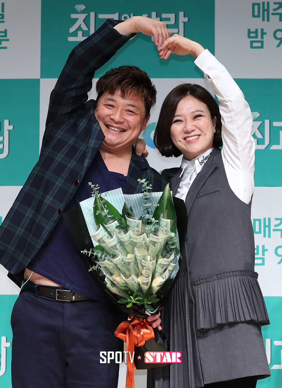 [포토S] 윤정수-김숙, 하트 만드는 쇼윈도 부부
