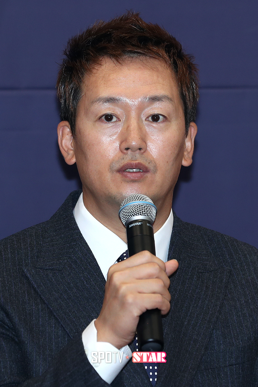 [포토S] 취재진의 질문에 답하는 김정태