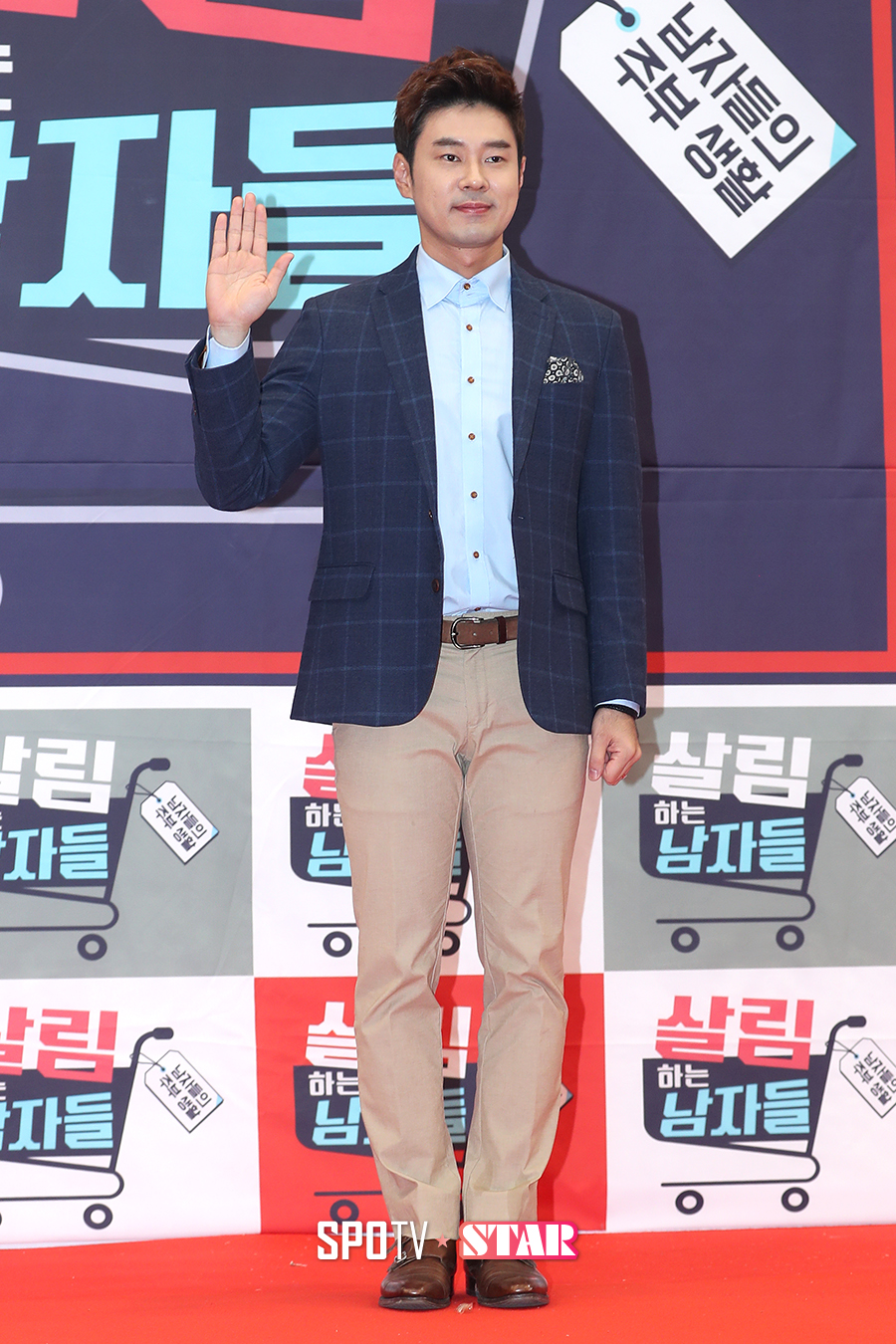 [포토S] 포즈 취하는 조충현 아나운서