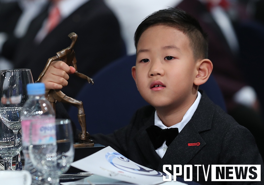 [포토S] 'MVP 아빠' 정조국 바라보는 아들 태하 어린이