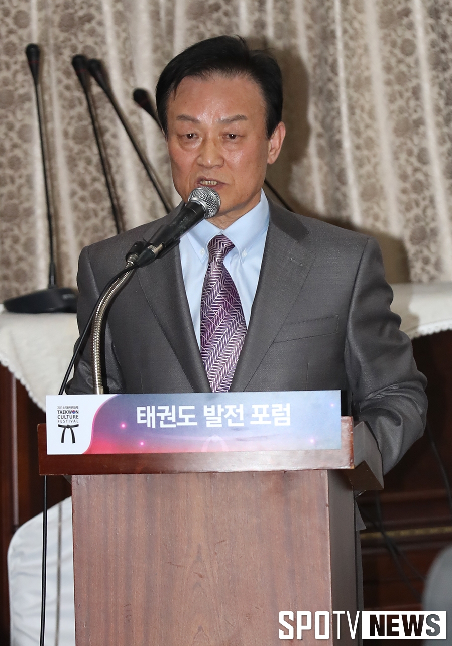 [포토S] 이홍석 상임부회장, 태권도 발전 포럼에 나서 인사