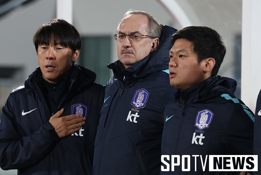 [포토S] 슈틸리케 감독, 경건한 애국가 제창