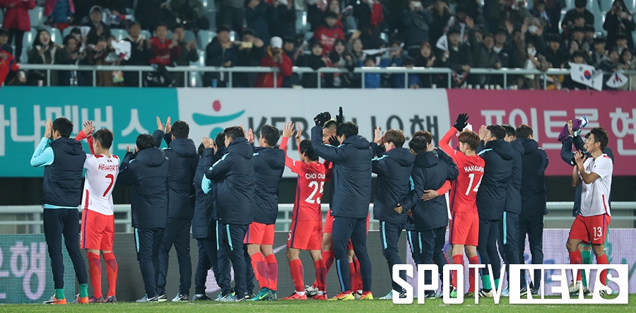 [포토S] 팬들에게 인사하는 축구대표팀 선수들
