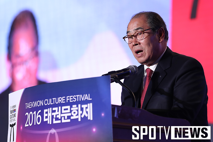 [포토S] 축사 하는 황정수 무주군수