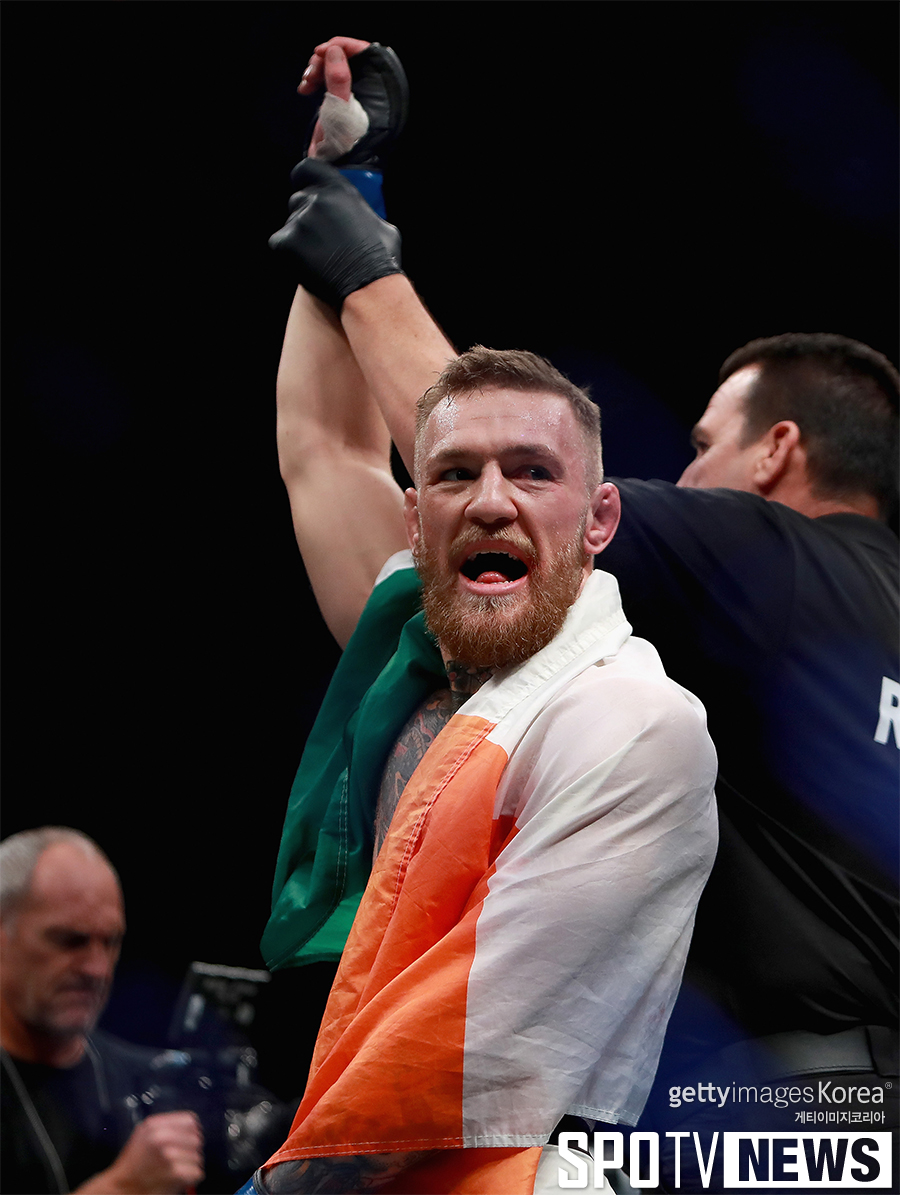 코너 맥그리거, UFC 사상 최초 '두 체급 동시 석권'