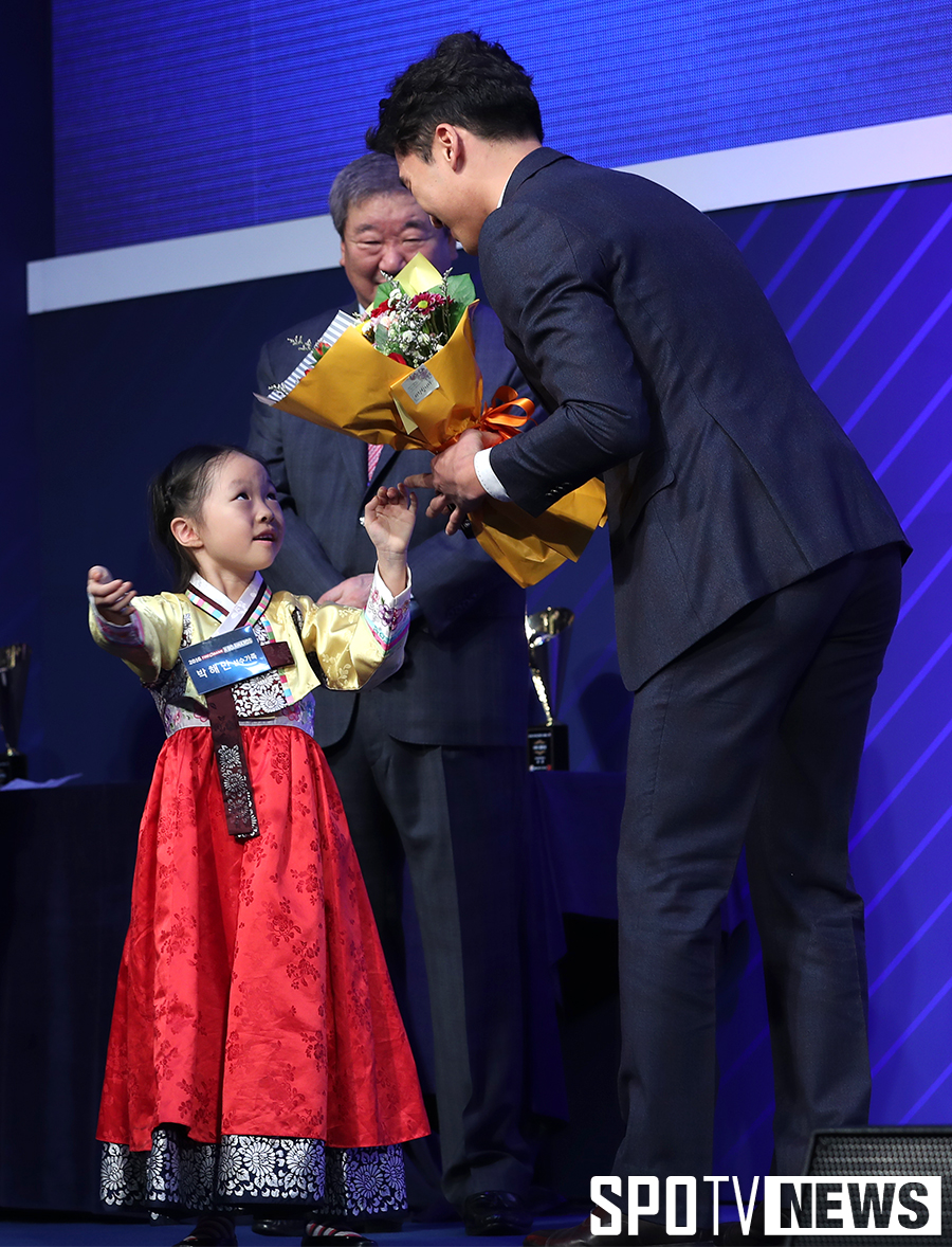 [포토S] 도루상 박해민, '20살 어린 여동생의 축하를 받으며'