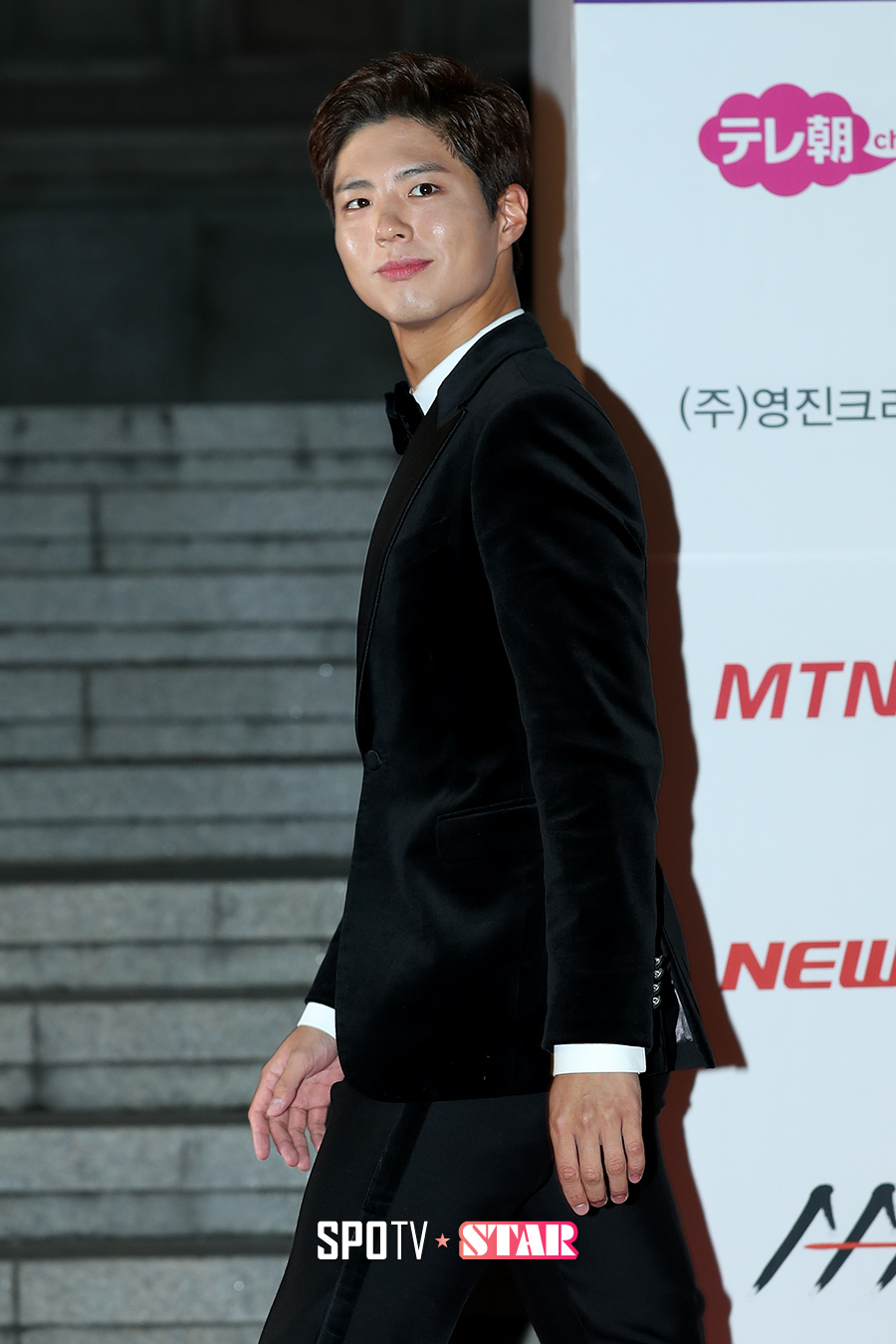 [포토S] 박보검, 팬들 바라보며