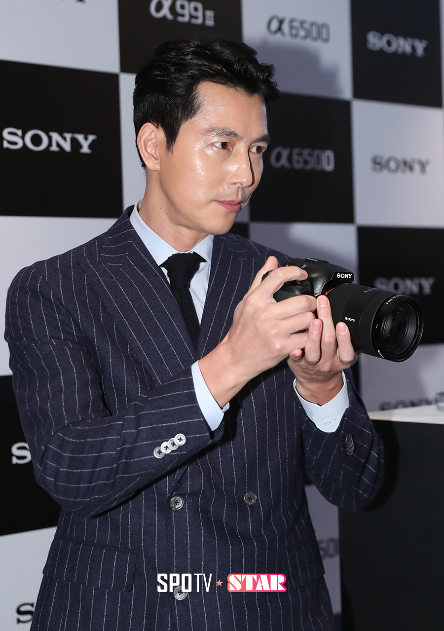 [포토S] 정우성, 카메라를 들어도 멋진 남자