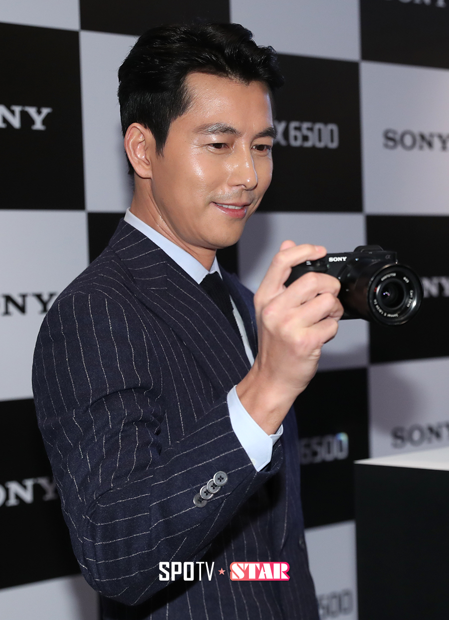 [포토S] 정우성, '찍는 것도 재밌네'