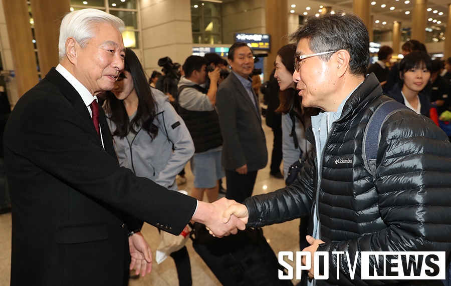 [포토S] U-18 여자농구 선수단 맞이하는 방열 회장