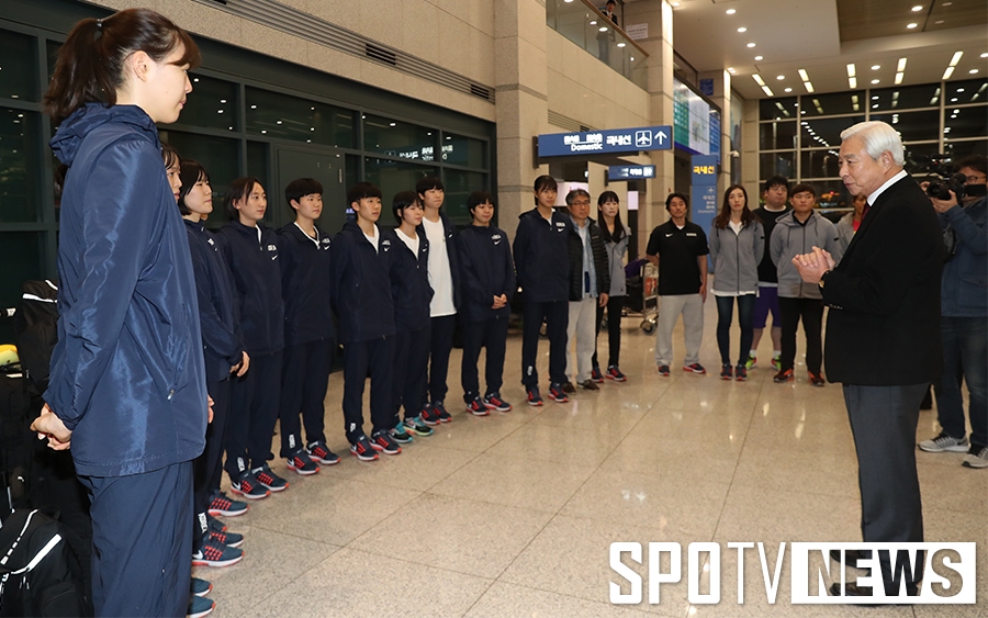 [포토S] U-18 여자농구 선수단 격려하는 방열 회장