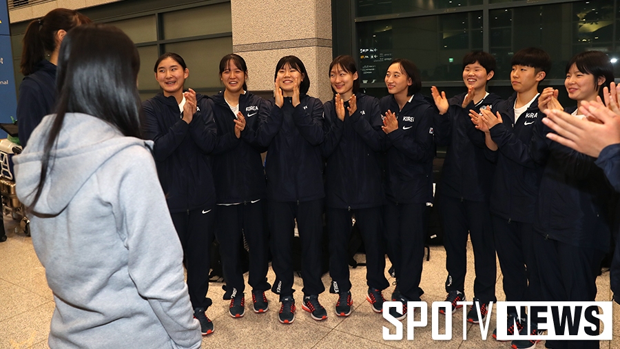 [포토S] 서로에게 박수 보내는 U-18 여자농구대표팀