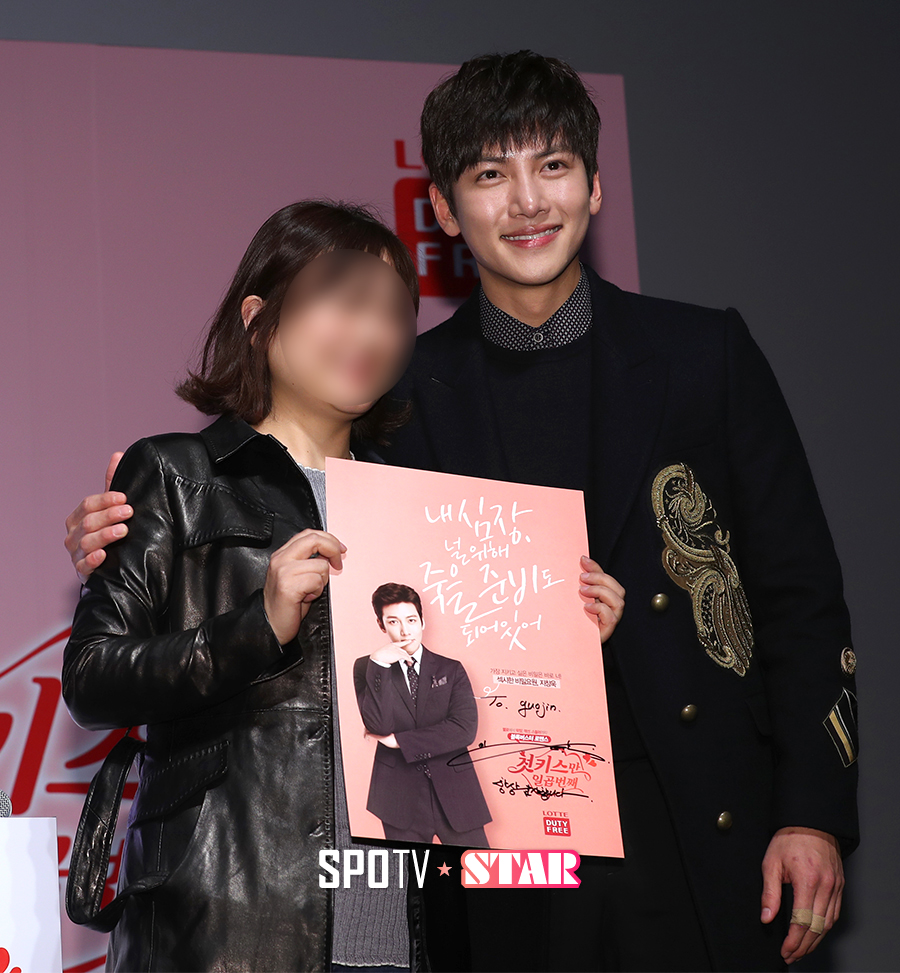 [포토S] 지창욱, 팬과 다정한 어깨동무