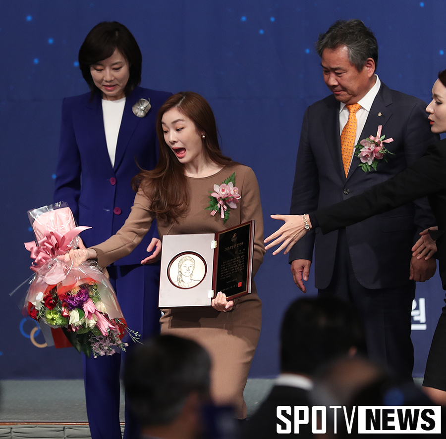 [포토S] 꽃다발 떨어뜨리는 김연아, '엄마야!'