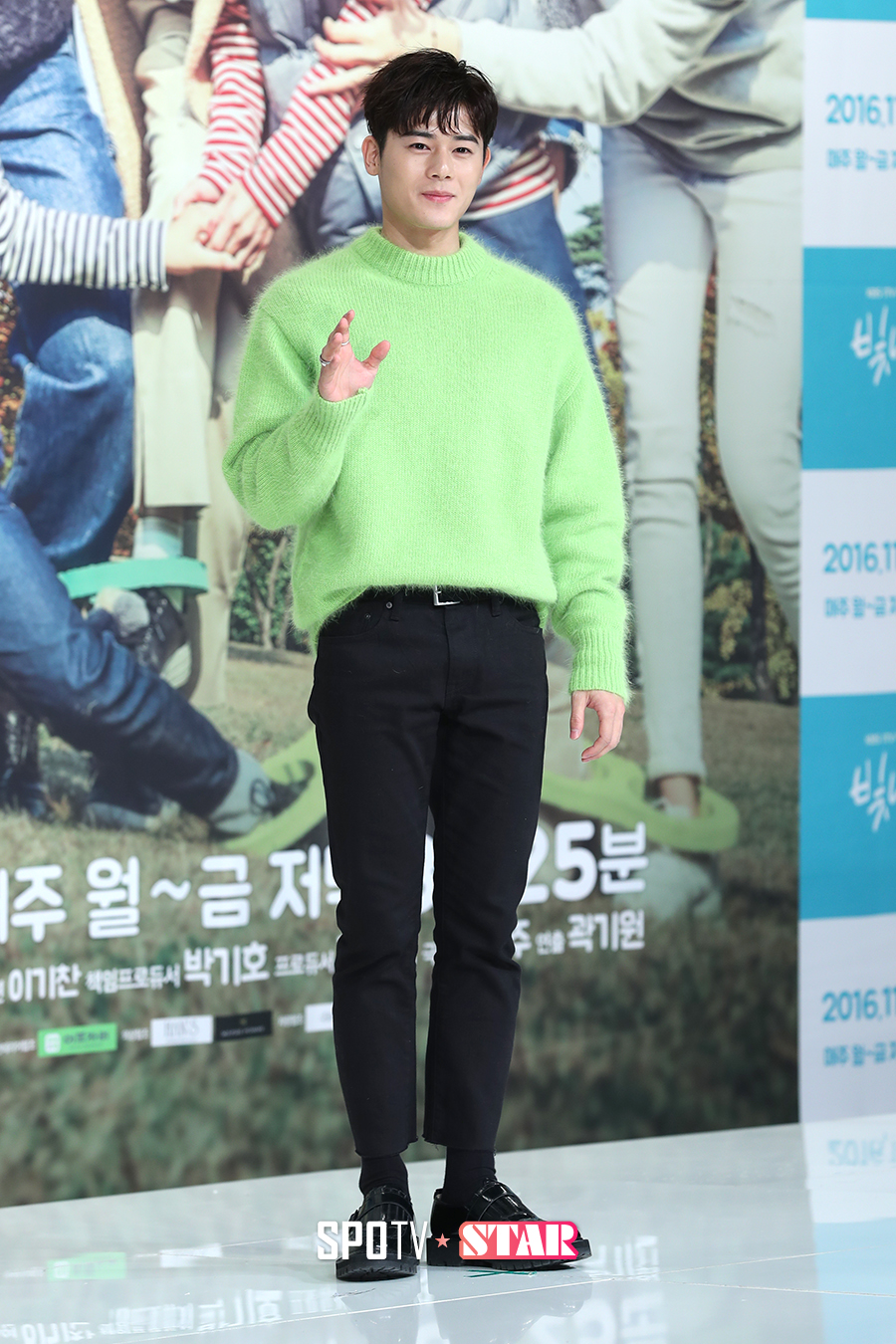 [포토S] 김동준, 포인트는 연두색 니트!
