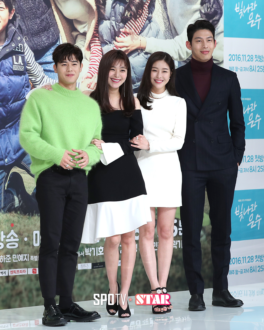 [포토S] 포즈 취하는 김동준-이영은-박하나-최정원