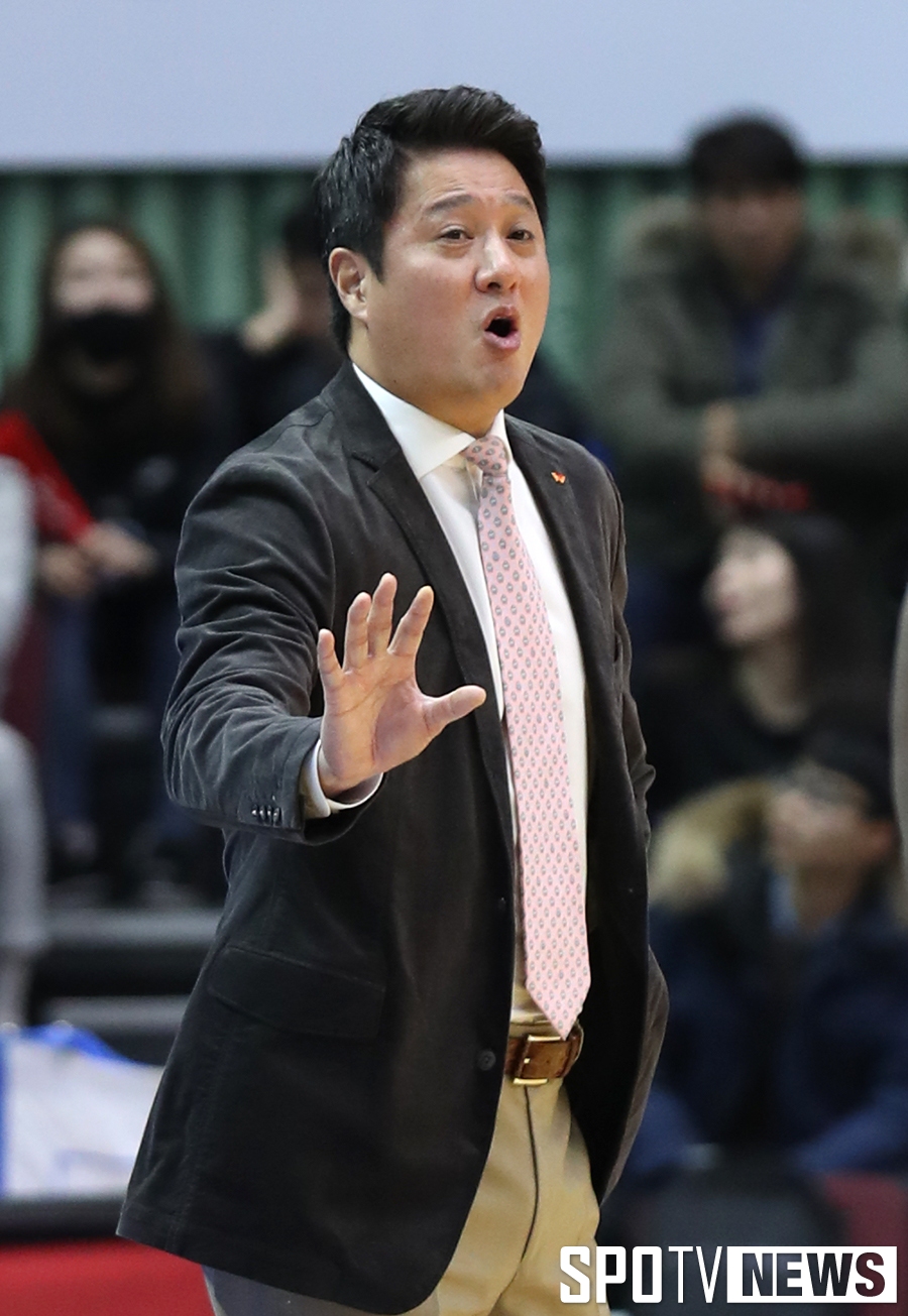 [포토S] 작전 지시하는 SK 문경은 감독