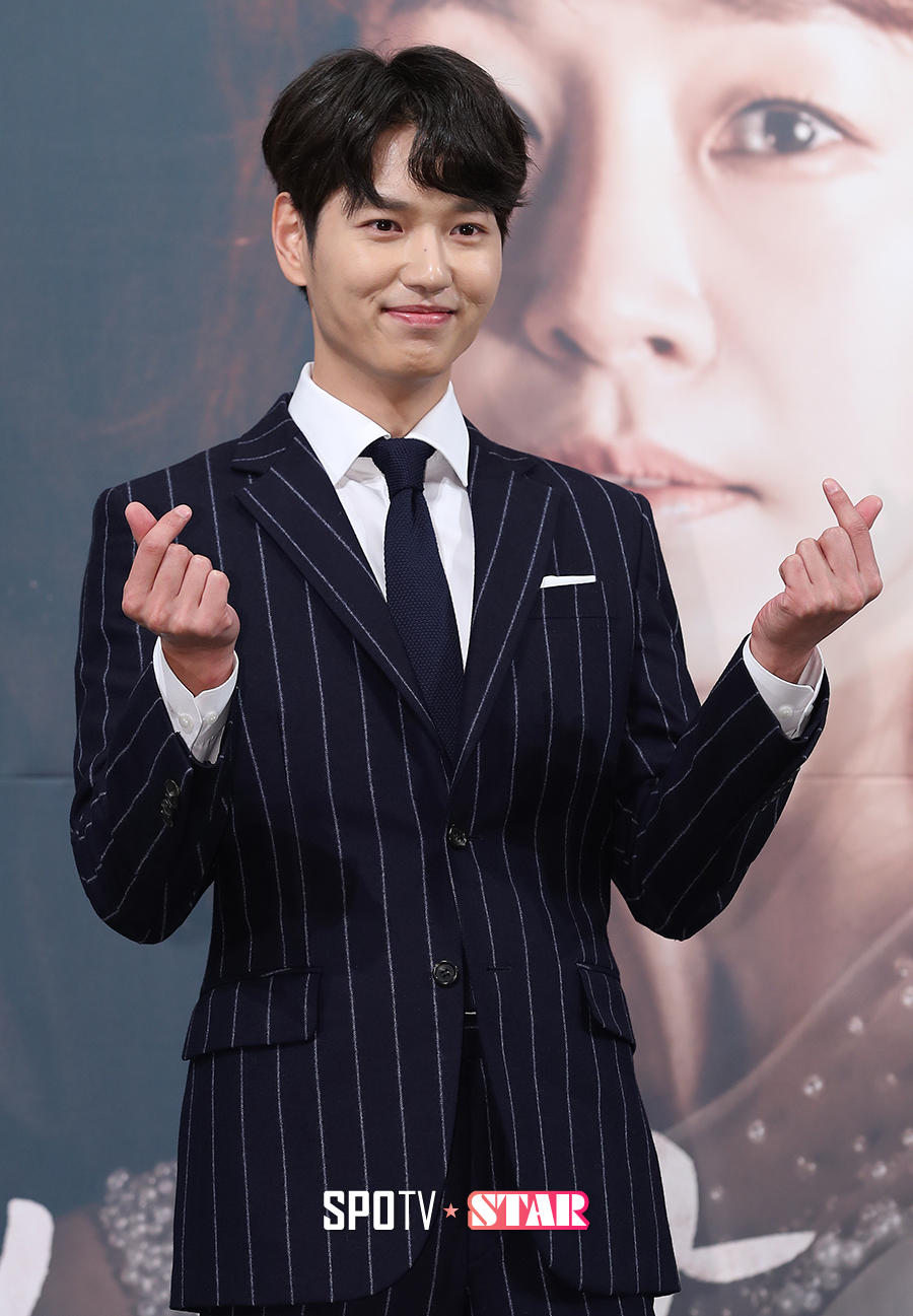 [포토S] 윤채성, 귀엽게 하트 발사~