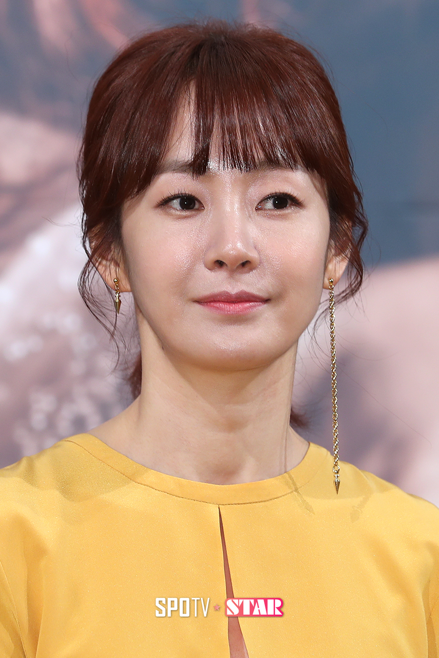 [포토S] 명세빈, 눈에 띄는 비대칭 귀걸이