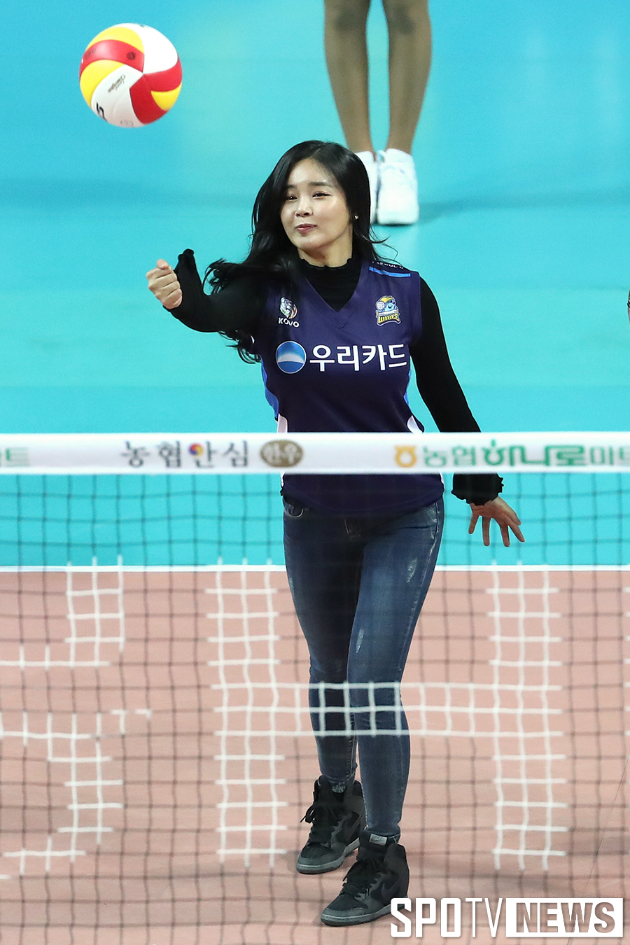 [포토S] 조정민, 트로트 여왕의 배구 시구!