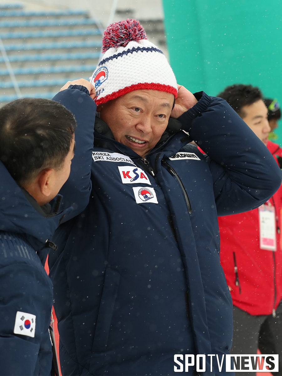 [포토S] 털모자 착용하는 신동빈 회장