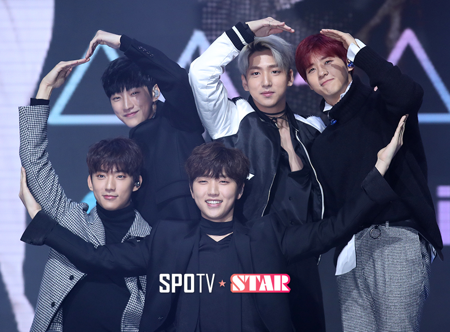 [포토S] B1A4, 함께 만드는 대형 하트