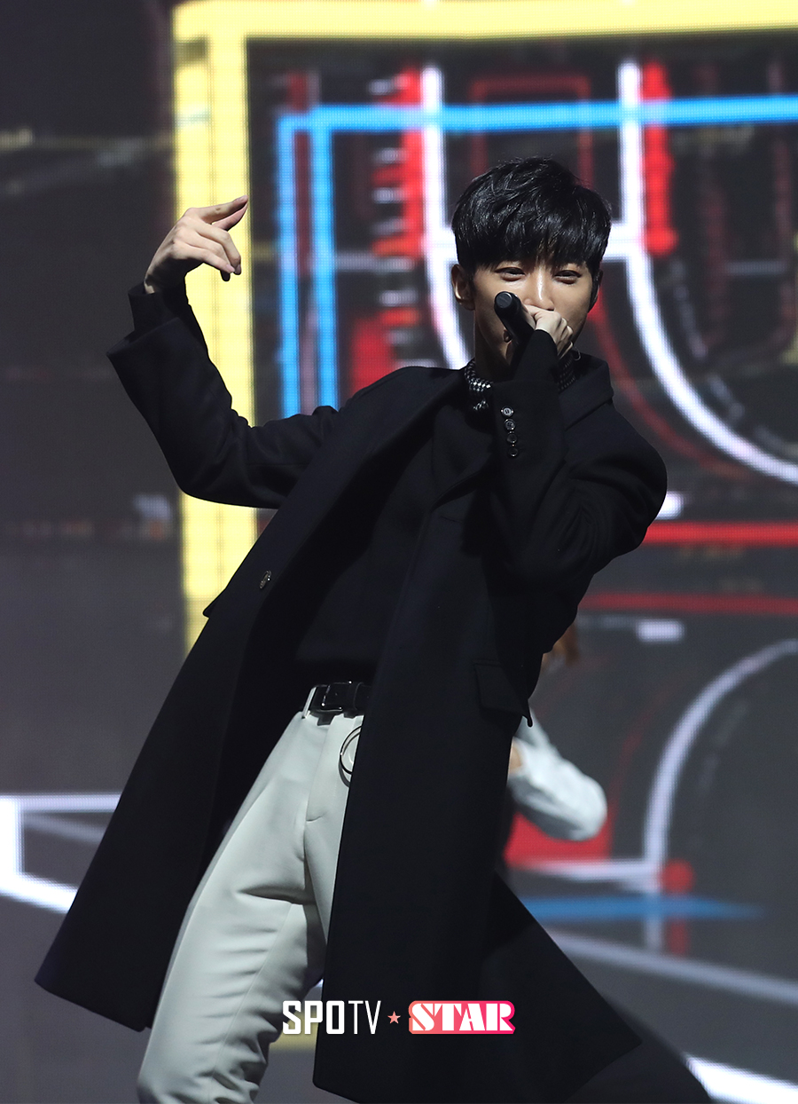 [포토S] B1A4 진영, 화끈한 무대 매너