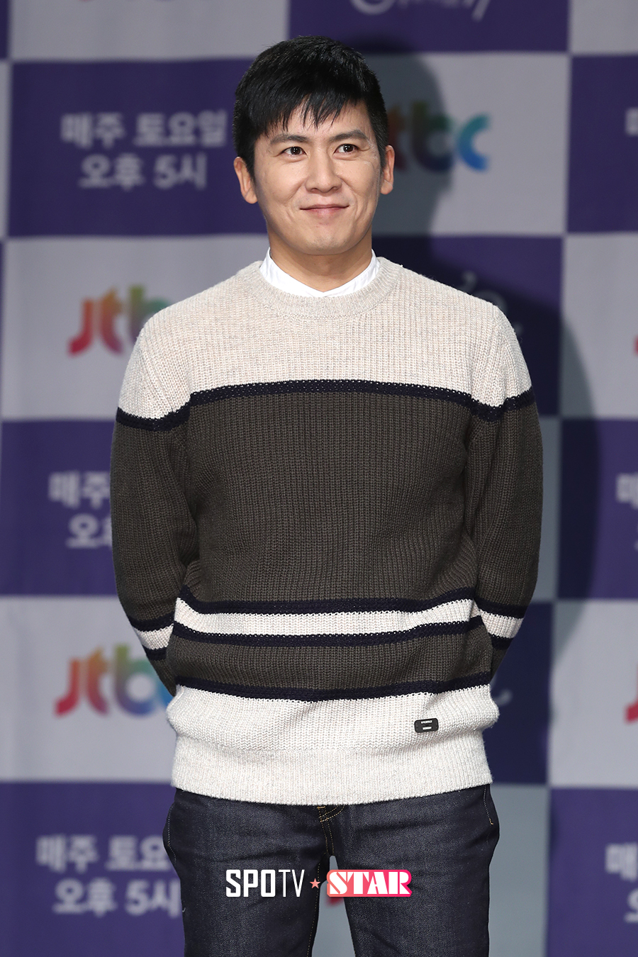 [포토S] 포즈 취하는 가수 홍경민