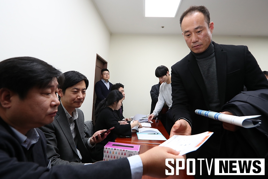 [포토S] 투표용지 수령하는 선거인단