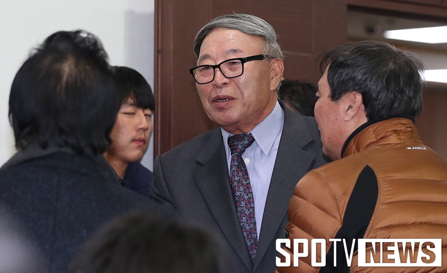 [포토S] 축하 받으며 입장하는 김응용 당선인