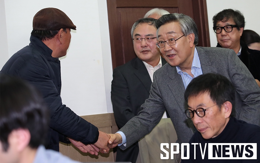 [포토S] 아쉬움의 악수 나누는 이계안 후보자