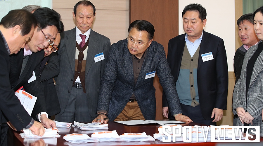 [포토S] 꼼꼼하게 개표 결과 확인