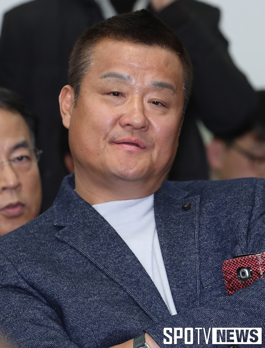 [포토S] 선거 결과 지켜보는 장채근 감독