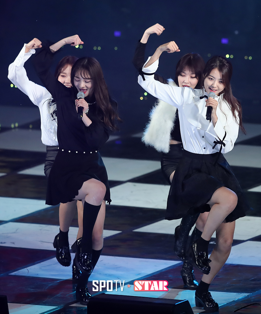 [포토S] 아이오아이, 히어로들 힘차게 만드는 무대