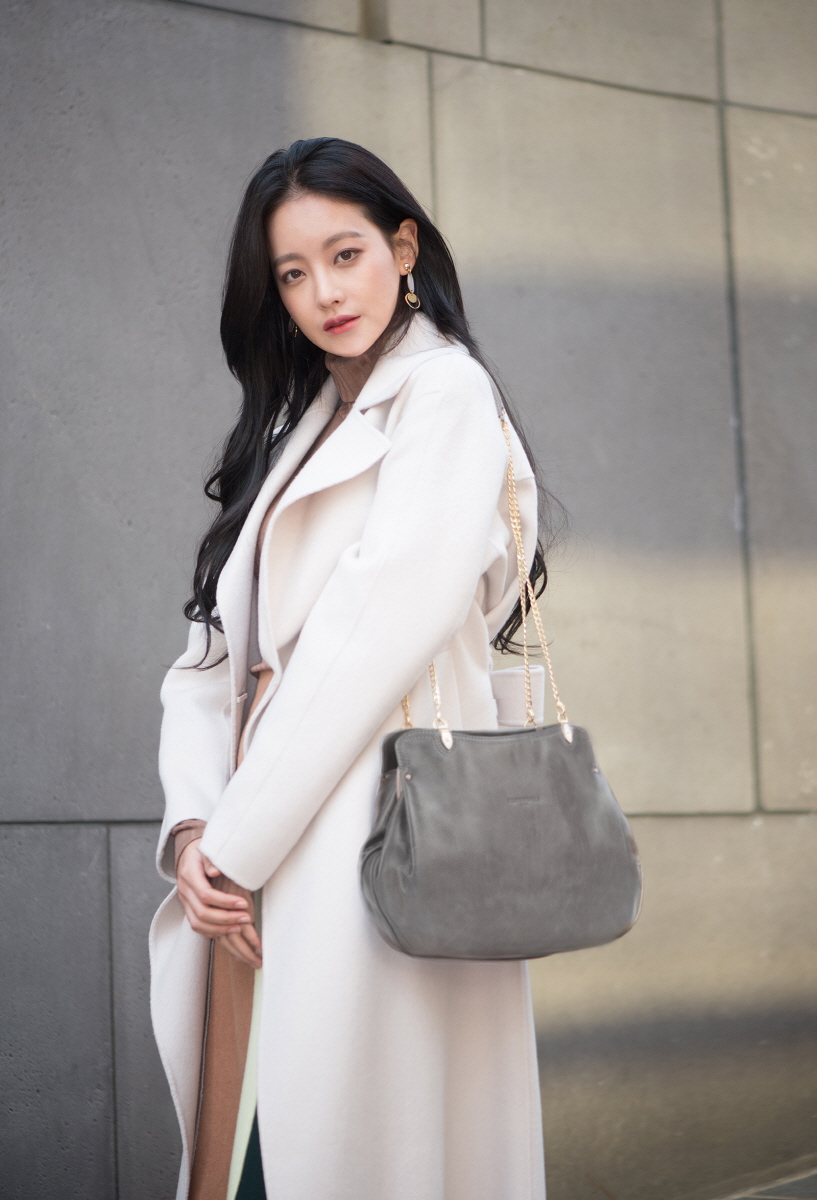 오연서, 아이보리 코트보다 환하게 빛나는 '청순 미모'