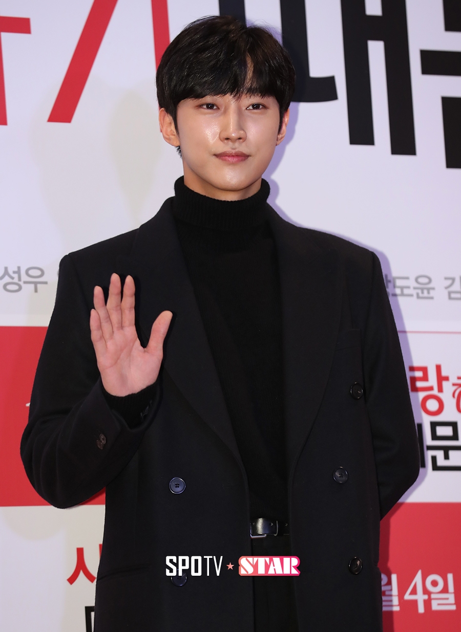 [포토S] B1A4 진영, 젠틀한 손인사