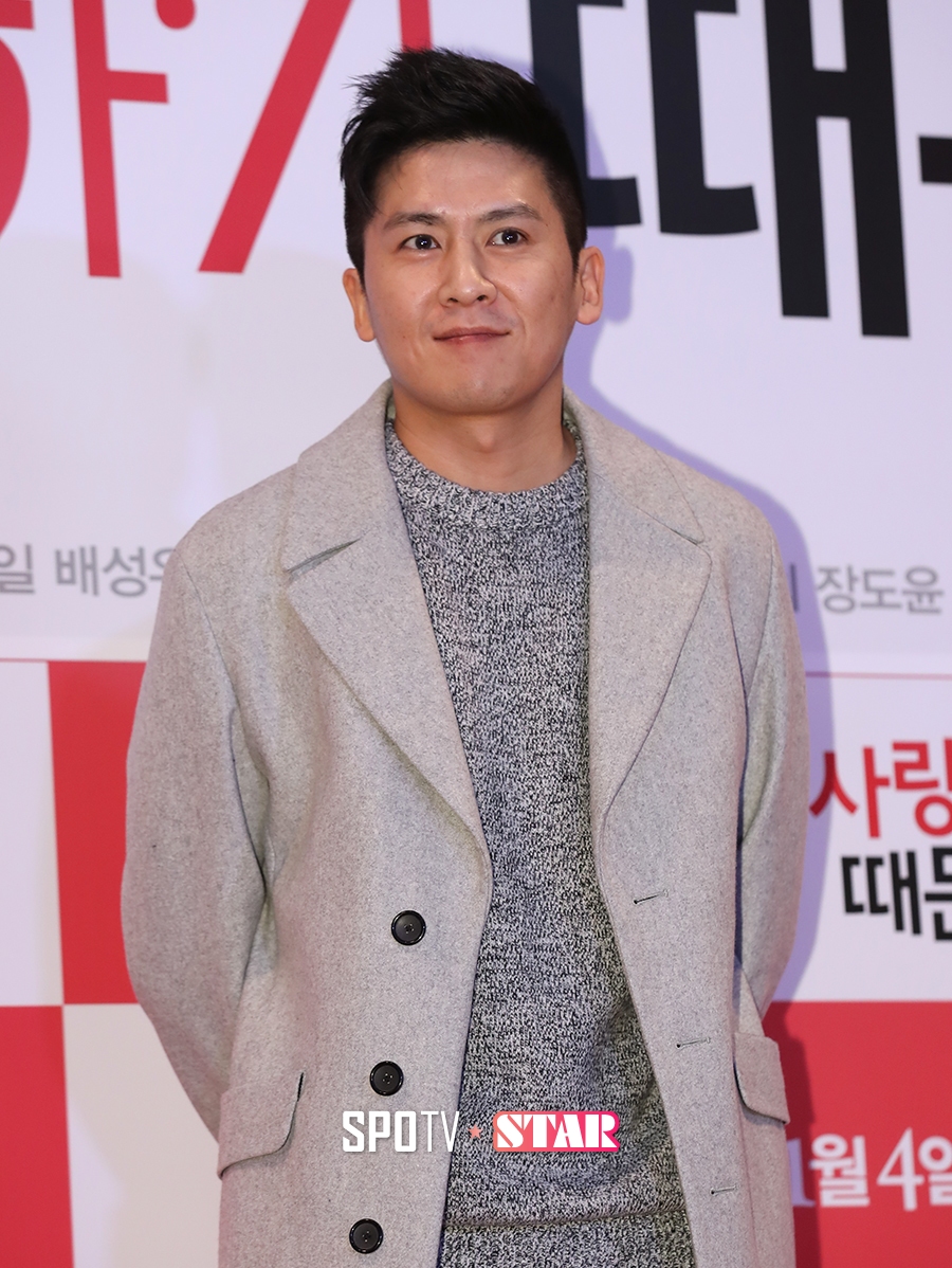 [포토S] 포토월에 오른 가수 홍경민
