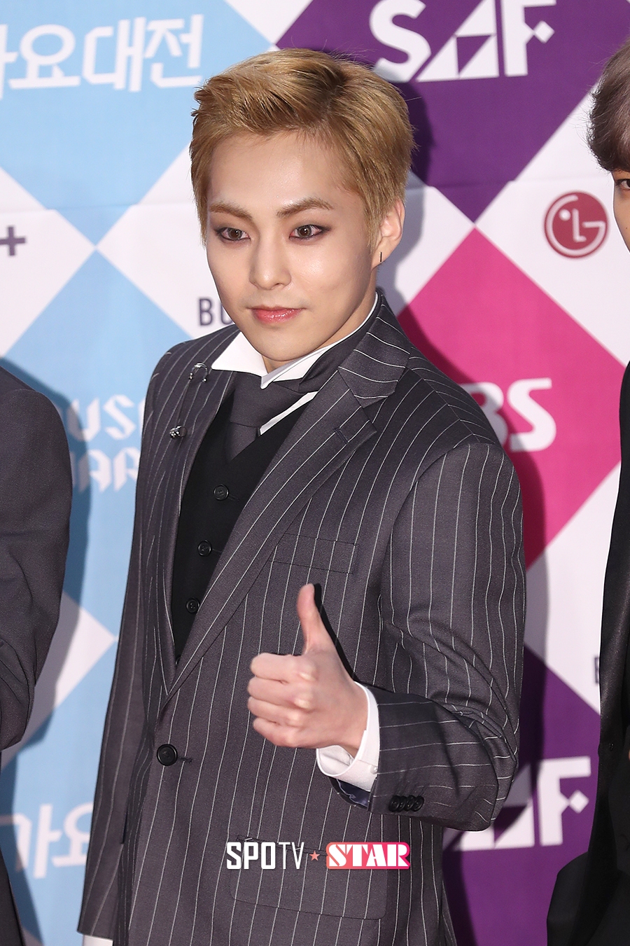 [포토S] 엑소 시우민, '진한 스모키 메이크업도 잘 어울려~'
