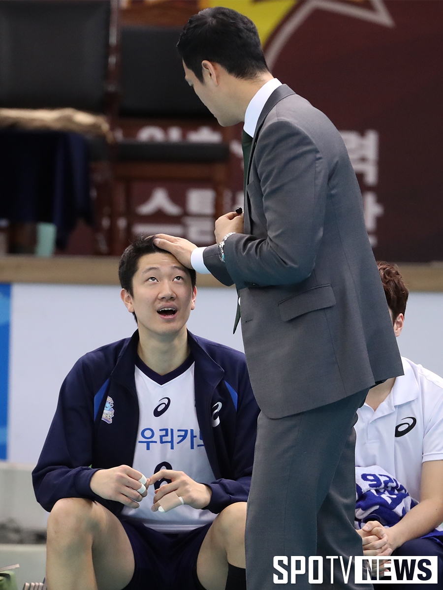 [포토S] 김상우 감독, 나경복 '쓰담쓰담'