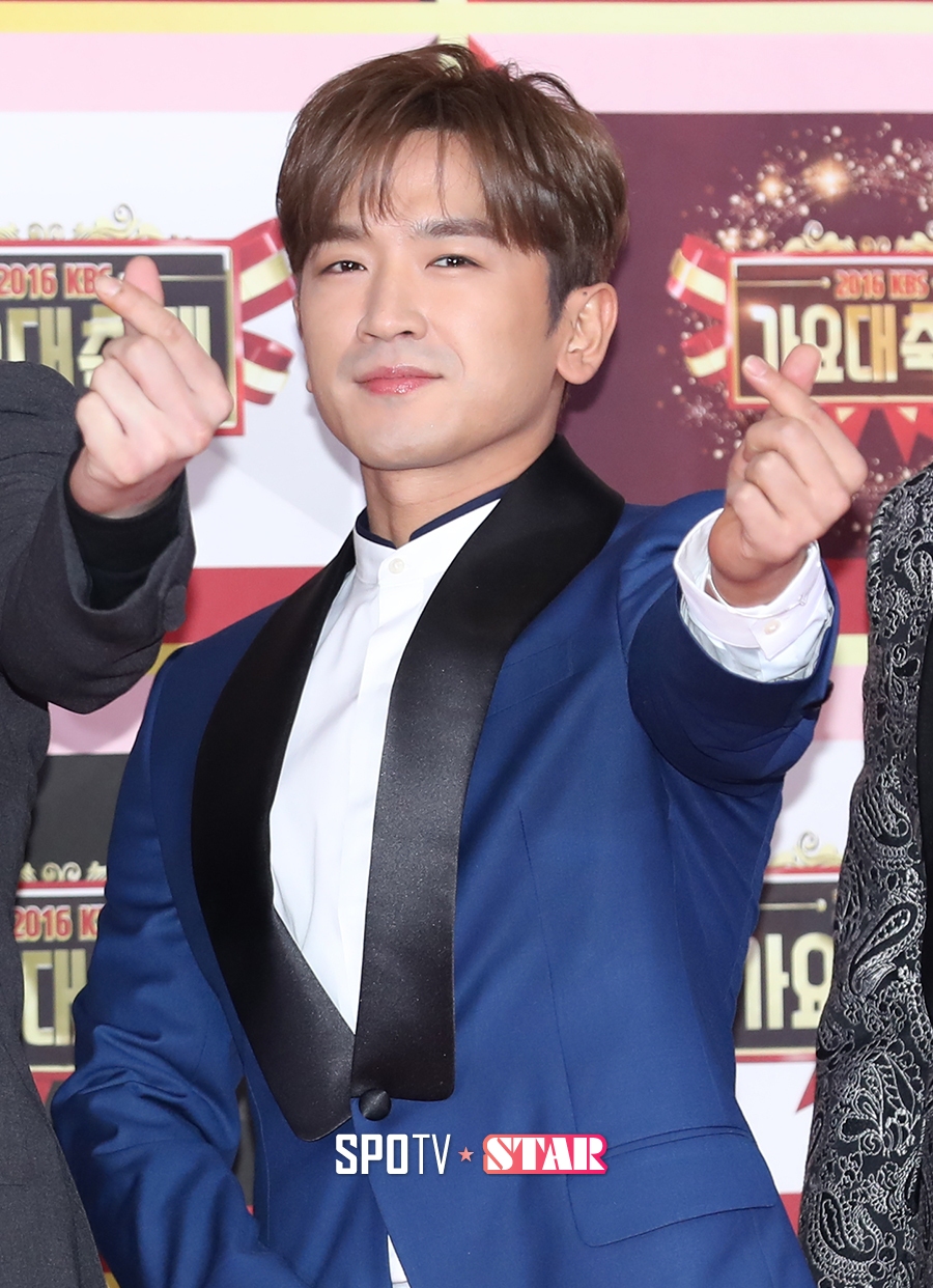 [포토S] 신화 이민우, 팬들 향해 손하트