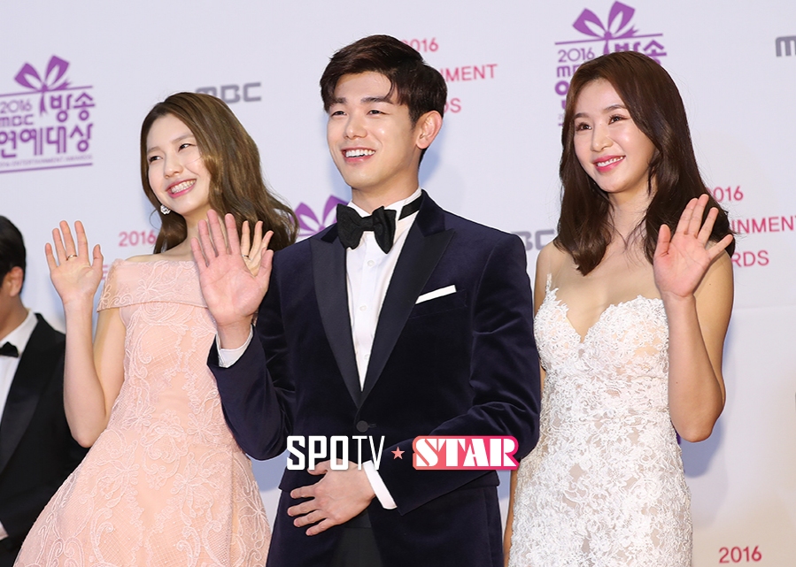 [포토S] 에릭남, 두 미녀 사이에서 행복한 미소!