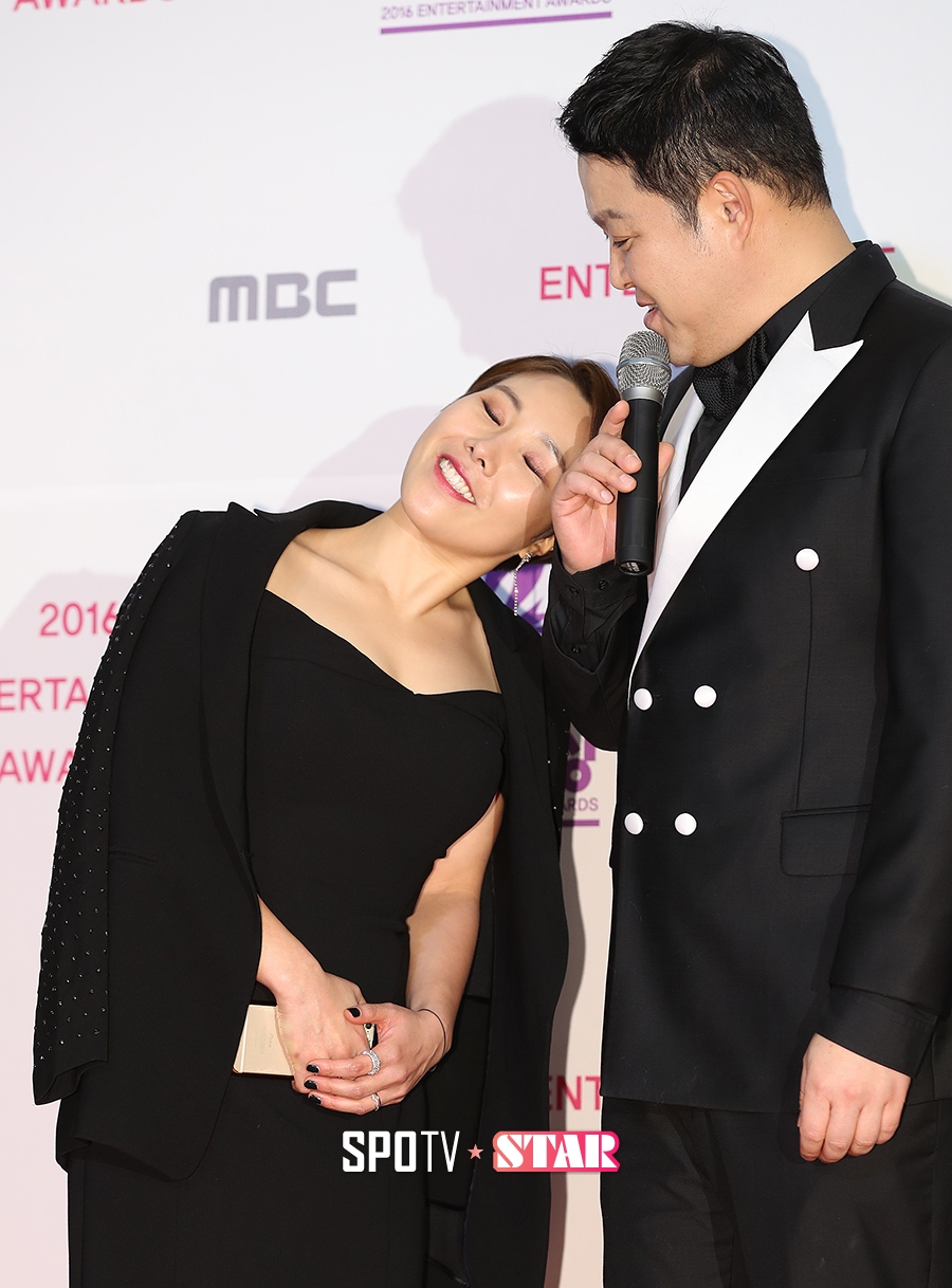 [포토S] 신봉선, 김구라 품에 기대어